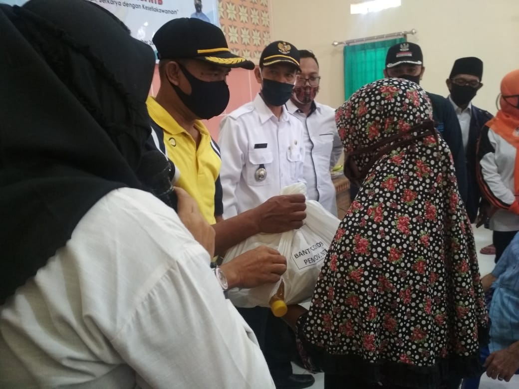 Kepala Dinas Sosial NTB (H. Ahsanul Khalik, S.Sos, MH) Menyerahan Bantuan dalam HUT ke-60 Karang Taruna dI Desa Pringgesela Selatan Kab. Lombok Timur