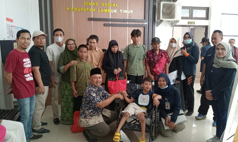 Dinas Sosial Kabupaten Lombok Timur Salurkan Bantuan kepada Sahabat Penyandang Disabilitas.