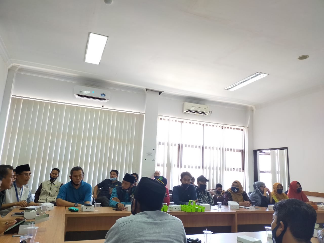 Rapat Persiapan Labelisasi Rumah KPM PKH dan Program Sembako di Aula Dinas Sosial Lombok Timur