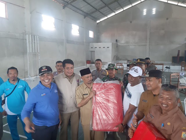 Dinsos NTB (H. Ahsanul) bersama Kadinsos (H.SUROTO) penyerahan bantuan korban terdampak angin puting beliung di Kabupaten Lotim