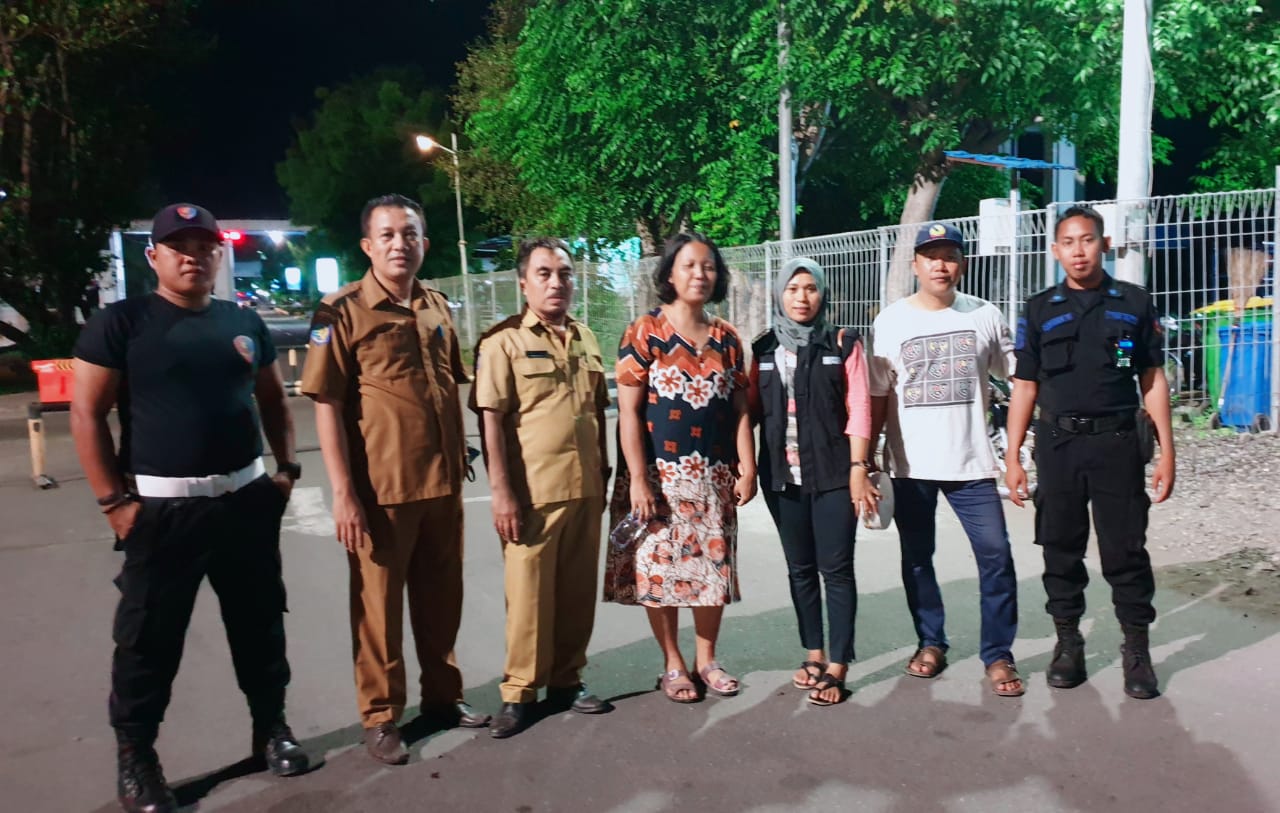 Bersama dengan Bapak Kasi RTS&PO, Kabid PSPFM dan TKSK Pringgabaya Menjemput dan serah Terima Klien di Pelabuhan Kayangan  dari Dinas Sosial Kabupaten Sumbawa Barat