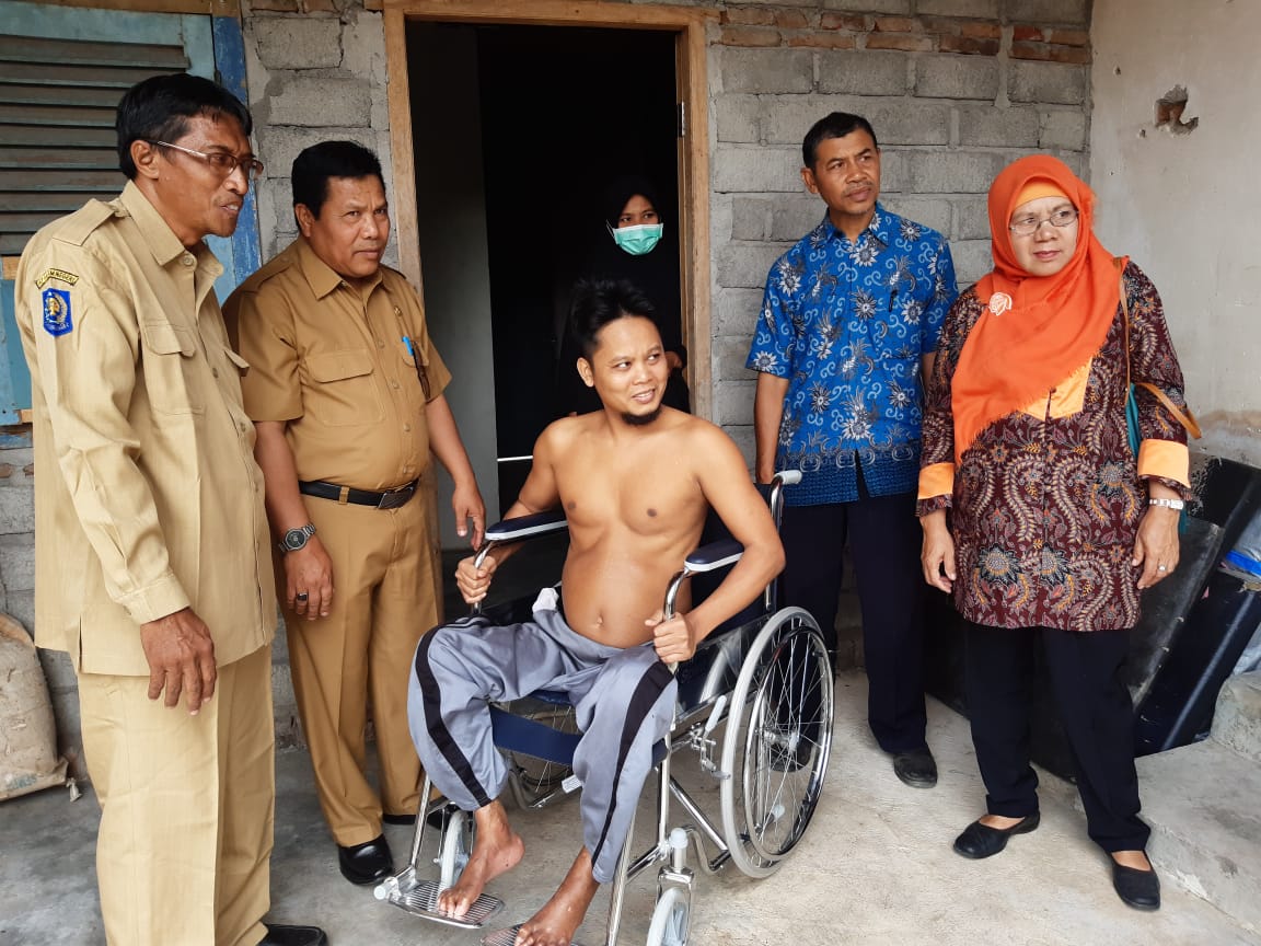 Kepala Dinas Sosial Kabupaten Lombok Timur Membagikan Kursi Roda di  Dusun Dasan Imba Kecamatan Sakra