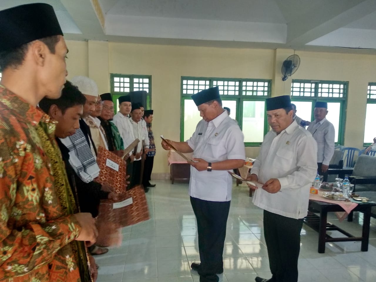 Kepala Dinas Sosial Kab. Lombok Timur mendampingi Bapak Bupati Lombok Timur menyerahkan Sertifikat Akreditasi Lembaga Kesejahteraan Sosial Anak di acara pelantikan Pengurus FIK LKS Lombok Timur.