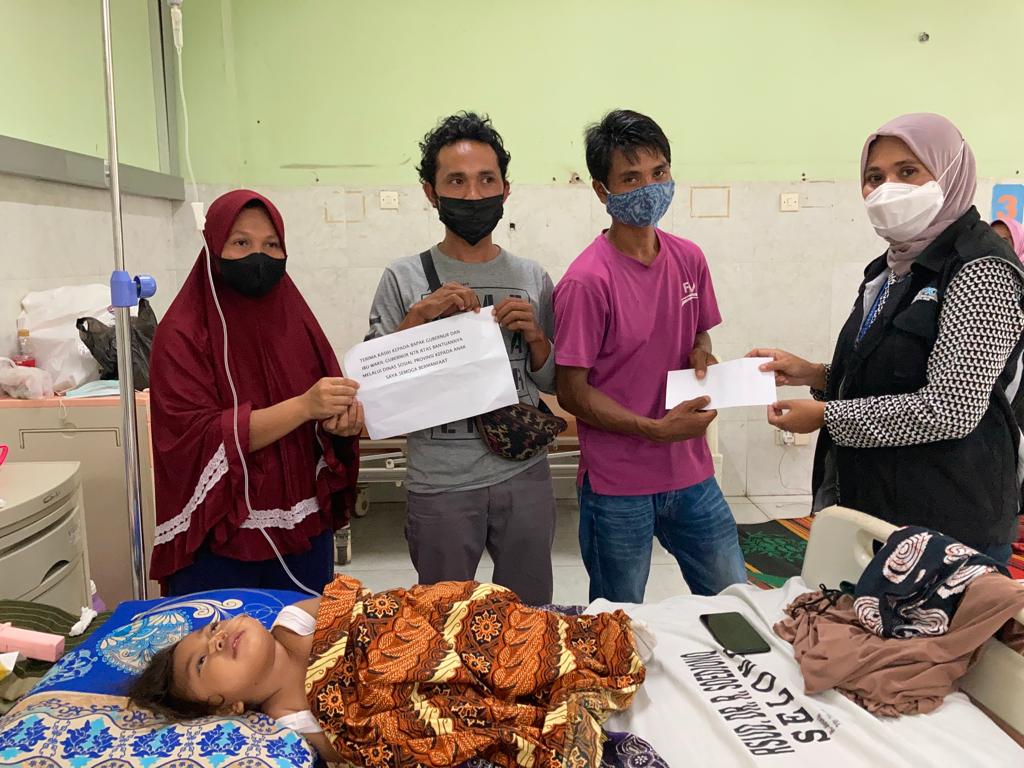 Pekerja Sosial Lombok Timur  melaksanakan Kegiatan Penyerahan Bantuan Dari Kepala Dinas Sosial Provinsi NTB yang di rawat di RSUD Dr. Soedjono Selong
