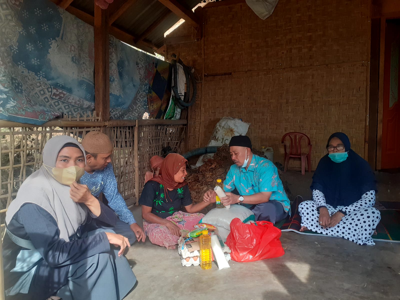  Kadinsos (H. SUROTO, SKM.,M.Kes) Mengunjungi Keluarga Disabilitas Kurang Beruntung di Desa Suwangi Timur