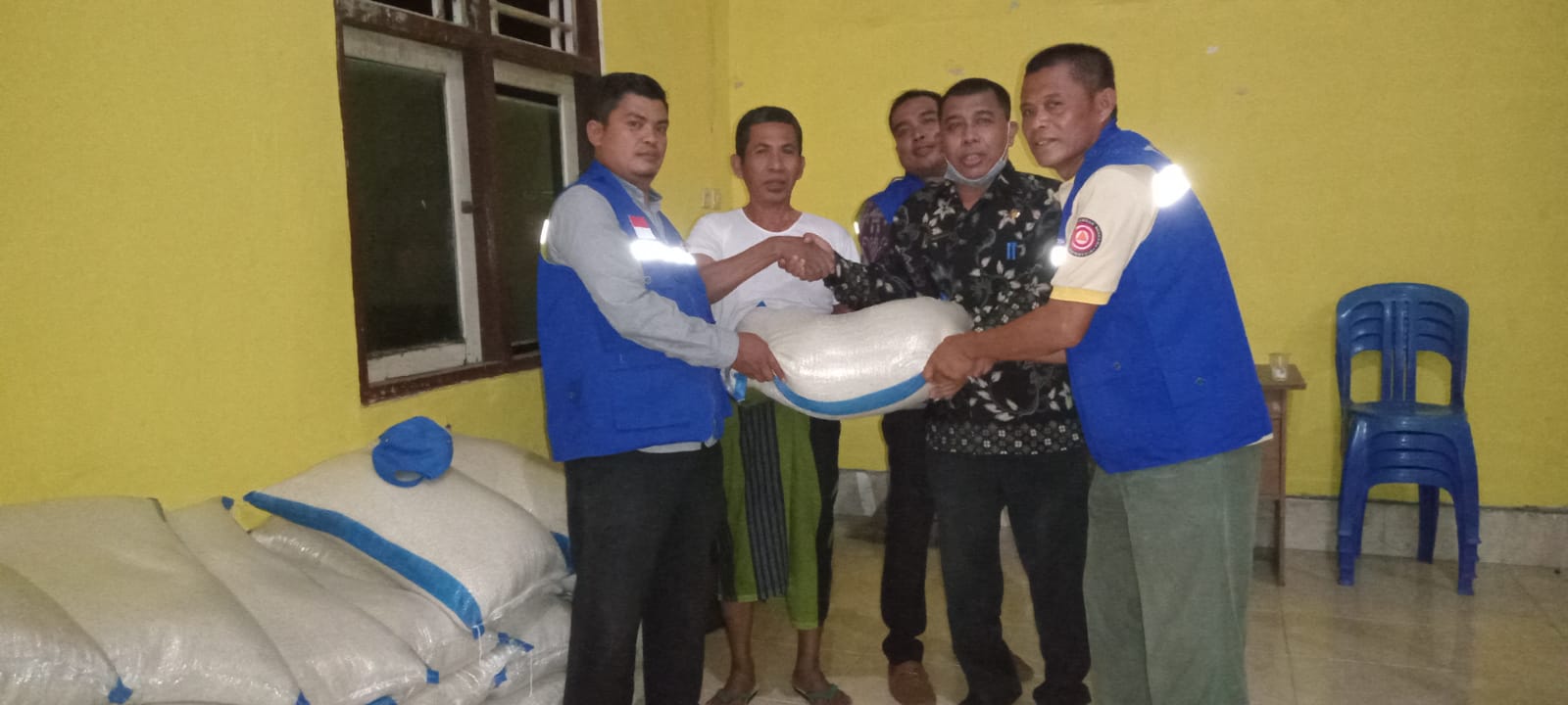 Kadis Dinsos (MAHSIN, S.Pd.,MM) Droping bantuan beras untuk korban yang terdampak banjir di Desa Gunung Malang Kec. Pringgabaya