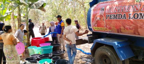 Distribusi Air Bersih oleh Tim TAGANA Dinas Sosial Kabupaten Lombok Timur