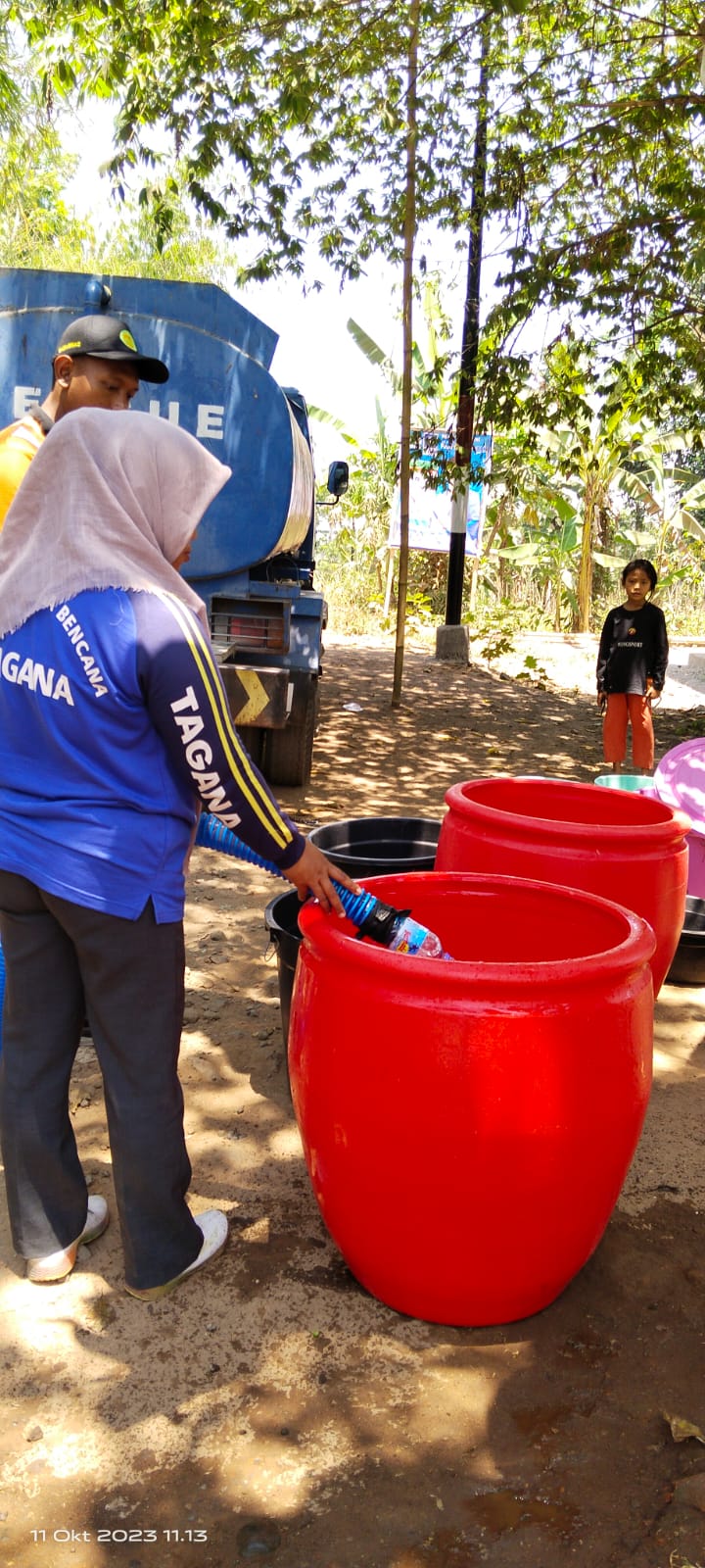 Distribusi Air bersih oleh Tim TAGANA Dinas Sosial Kabupaten Lombok Timur